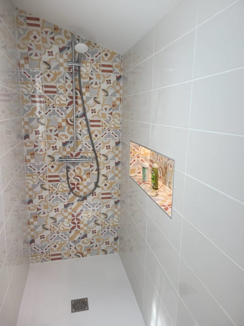 Douche moderne aux carreaux décorés et pomme de douche cascadeur au Clos de la Touche, Cheillé