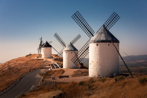 Históricos molinos blancos con aspas de celosía en la colina de Consuegra, España, cerca del Hostal San Poul