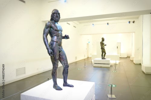 Statua in bronzo di un uomo nella galleria d'arte moderna della guest house B&B Pellicano, Reggio Calabria