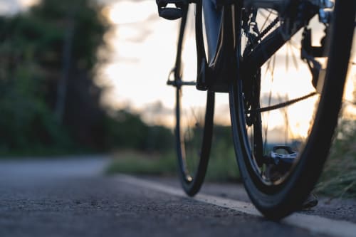 Roue de vélo sur le chemin de La Grange Aux Étangs à Sennely, France, coucher de soleil