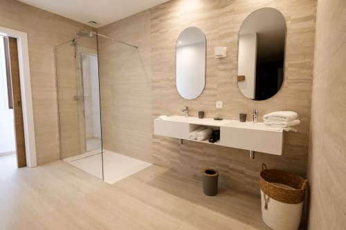 Salle de bain moderne à la Villa Alora avec double vasque, miroirs cintrés et douche à l'italienne à Calenzana
