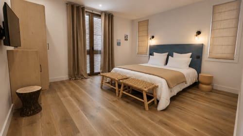 Chambre moderne à la Villa Alora B&B à Calenzana avec lit queen-size, mobilier en bois et lumière naturelle