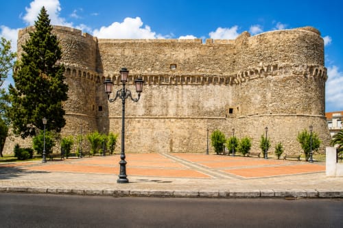 Mittelalterliche Steinburg mit Zinnenmauern in Reggio Calabria, Italien, nahe B&B Pellicano Guest House