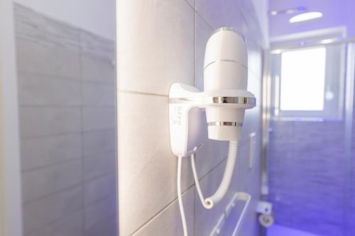 Asciugacapelli a parete nel bagno moderno della lussuosa struttura B&B Aurum Nolana Suites Pompei
