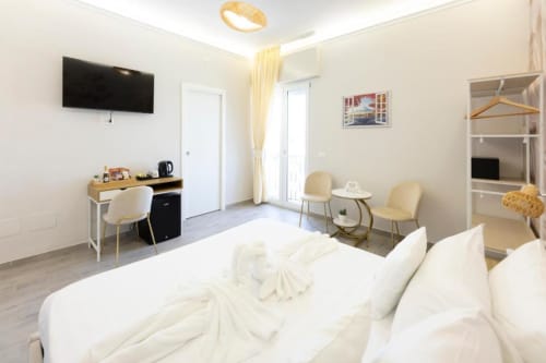 Camera King con vista montagna presso Aurum Nolana Suites, Pompeii. Moderna con letto bianco, scrivania, salotto e TV