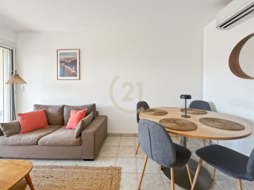 Élégant séjour moderne avec canapé marron, table à manger et chaises à L'Île-Rousse, Corse