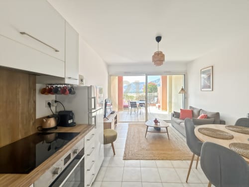 Cuisine moderne et séjour avec vue sur balcon à L'Île-Rousse, Corse