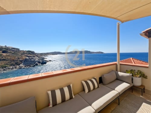 Terrasse vue mer de l'appartement Century 21 à L'Île-Rousse avec espace de détente côtière et vue méditerranéenne