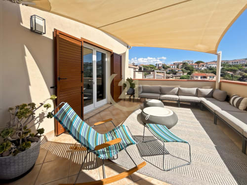 Appartement avec vue mer à L'Île-Rousse, terrasse ombragée, salon et vue sur la ville côtière