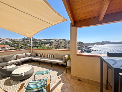 Terrasse balnéaire luxueuse à L'Île-Rousse avec vue mer, salon de détente et paysage côtier corse