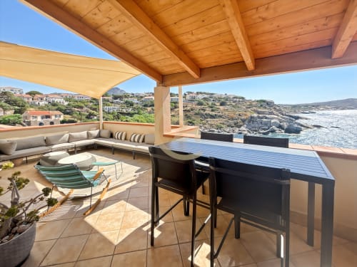 Terrasse de luxe avec vue mer, salon, coin repas et pergola en bois à L'Île-Rousse, Corse