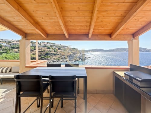 Terrasse en bord de mer avec espace repas surplombant la côte Corse de l'appartement L'Île-Rousse