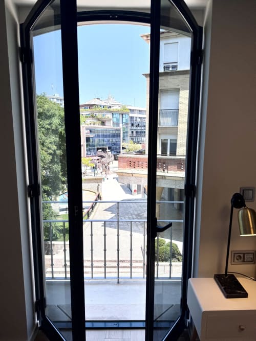 Balcon de l'appartement Deluxe Gris avec vue sur le canal d'Aveiro et les bâtiments de la ville à RIA CENTRUM Smart Residence