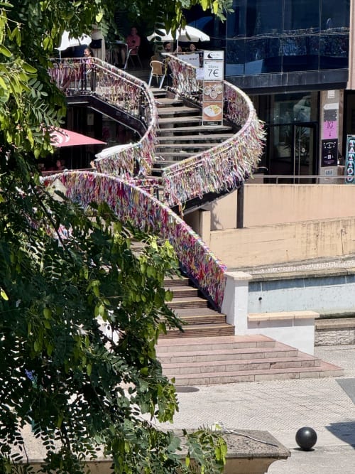 Escalier en spirale coloré et décoré de l'hôtel RIA CENTRUM à Aveiro, avec café en terrasse et vue sur la ville