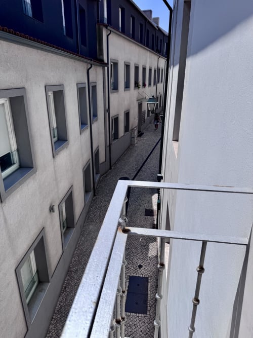 Vue depuis la terrasse sur une ruelle pavée étroite à Aveiro, Portugal, hôtel RIA CENTRUM Smart Residence