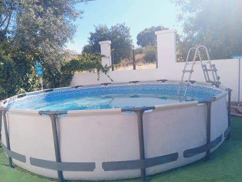 Piscina acima do solo na Casa do Belé em Faro com escada e jardim