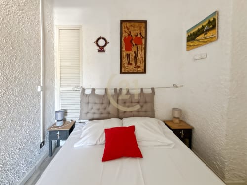 Chambre confortable avec vue mer à l'appartement Century 21 de L'Île-Rousse, Corse, avec literie blanche et décoration raffinée