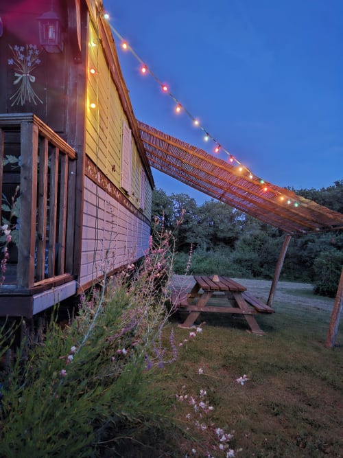 Terrasse extérieure des Gravets B&B illuminée de guirlandes lumineuses au crépuscule à Sigalens, France