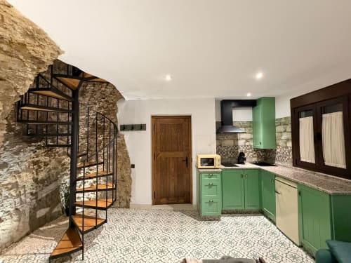 Cocina verde en apartamento de casa cueva en La Joya de Setenil, Setenil de las Bodegas
