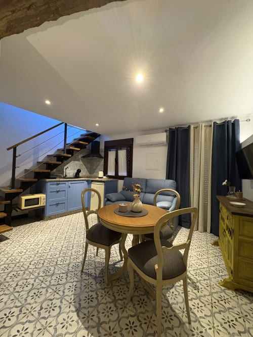 Apartamento Casa Cueva Zafiro en Setenil de las Bodegas con comedor, cocina, sofá y escalera
