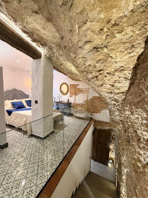 Dormitorio Casa Cueva Zafiro con techo de piedra vista y arco en La Joya de Setenil, Setenil de las Bodegas