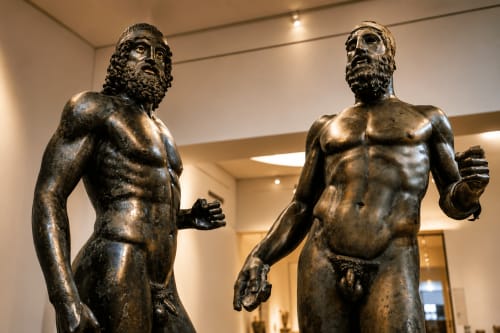Bronzestatuen bärtiger Männer in der modernen Galerie des B&B Pellicano Guest House, Reggio Calabria
