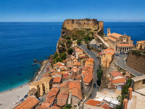 Das Dorf Scilla auf felsiger Klippe mit Terrakottadächern über dem Mittelmeer, Reggio Calabria