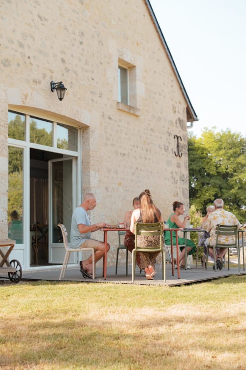 Famille dînant sur la terrasse du gîte Le Hameau de Céline en Landes, France