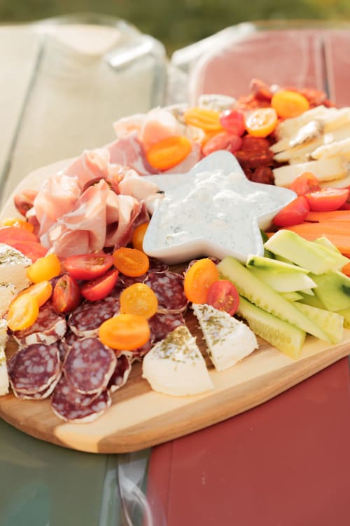 Plateau de charcuterie avec charcuteries, fromages, légumes frais et sauce au gîte Le Hameau de Céline dans les Landes