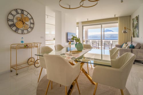 Sala de jantar do Suites Avenue Lux Apartments com vista para o oceano e Ilha do Faial, mobiliário moderno e decoração litorânea
