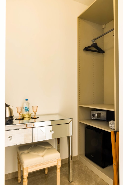 Placard de chambre d'hôtel avec coffre-fort, rangements et portant à l'Hôtel Villa Martini à Ajaccio