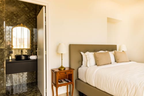 Chambre de luxe à l'Hôtel Villa Martini, Ajaccio avec tête de lit vert olive, literie blanche, table de nuit en bois