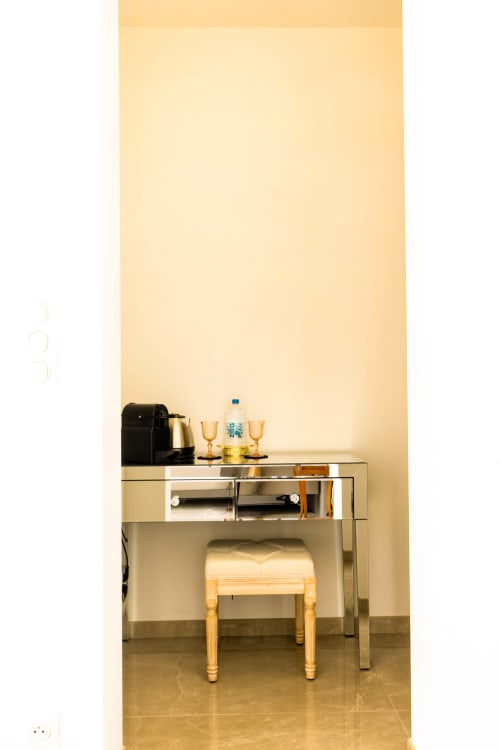 Coiffeuse élégante avec miroir et détails dorés à l'Hôtel Villa Martini, chambre avec vue sur la mer d'Ajaccio