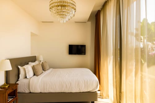 Chambre Standard élégante avec vue mer à l'Hôtel Villa Martini à Ajaccio, lit, lustre et vues méditerranéennes