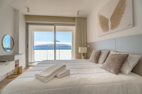 Suíte de luxo com vista para o mar e o Monte Pico, Ilha do Faial, Portugal. Suites Avenue Lux Apartments.