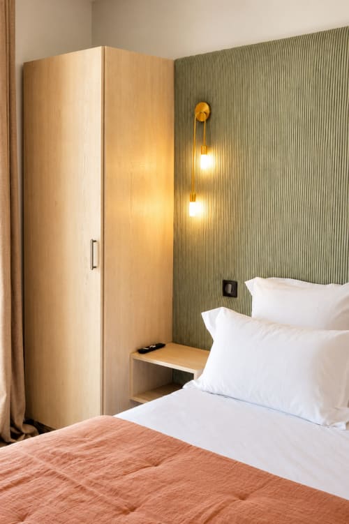 Chambre moderne à la Villa Alora à Calenzana avec armoire en bois, appliques murales et vue sur les montagnes
