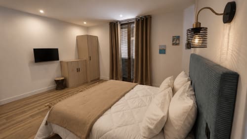 Chambre moderne à la Villa Alora à Calenzana avec vue sur les montagnes, mobilier contemporain et ambiance raffinée