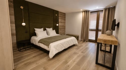 Chambre moderne de l'appartement Villa Alora à Calenzana avec vue montagne, mobilier en bois et design contemporain