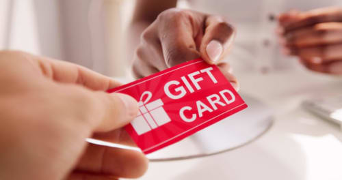 Carta regalo rossa mostrata presso l'hotel Aurum Nolana Suites di Pompei, Italia per premi fedeltà e offerte speciali