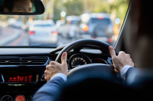 Conducente che impugna il volante nel traffico vicino a Pompeii, Italia presso Aurum Nolana Suites