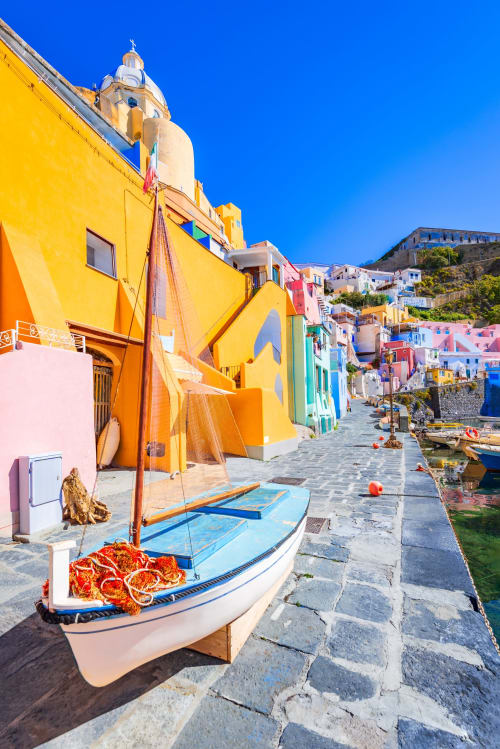 Case colorate sul lungomare e barche da pesca a Procida, Italia vicino a Origenes Rooms