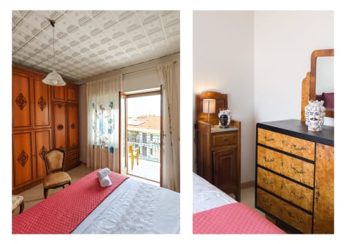 Elegante camera da letto con armadio in legno, cassettone e vista sul balcone nell'appartamento di Lipari, hotel a Milazzo Sicilia
