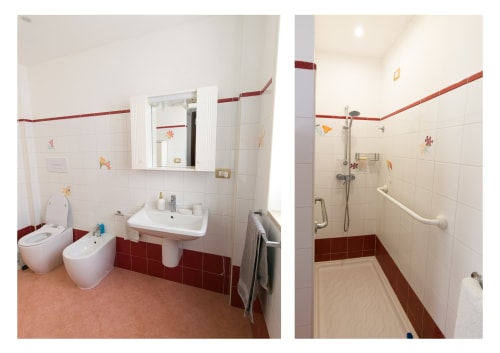 Bagno moderno nell'appartamento di Lipari, Milazzo Sicilia con piastrelle rosse e bianche, lavandino, wc, bidet e doccia walk-in