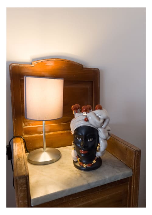 Tavolino da notte in legno vintage con lampada e busto decorativo nero in maschera a Lipari, StaysinSicily, Milazzo