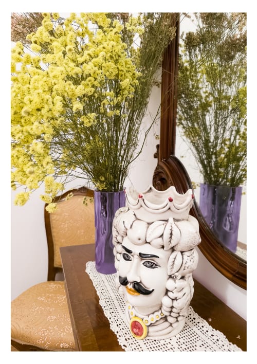 Testa ceramica decorativa siciliana con fiori gialli in vasi viola nell'appartamento StaysinSicily a Milazzo