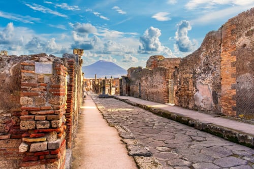 Via romana antica a Pompei con il Vesuvio sullo sfondo, presso Aurum Nolana Suites