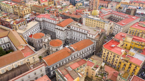 Vista aerea dei tetti colorati di Pompei e degli edifici storici vicino all'Aurum Nolana Suites