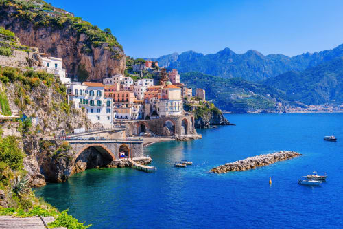Affascinante villaggio colorato a picco sul mare con il Mediterraneo, montagne e barche - Atrani, Costiera Amalfitana vicino a Pompei