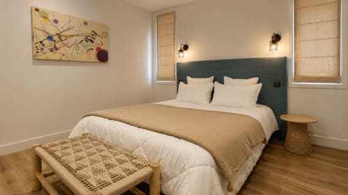Chambre moderne à la Villa Alora B&B à Calenzana avec lit queen-size, œuvre d'art abstraite et lumière naturelle des fenêtres