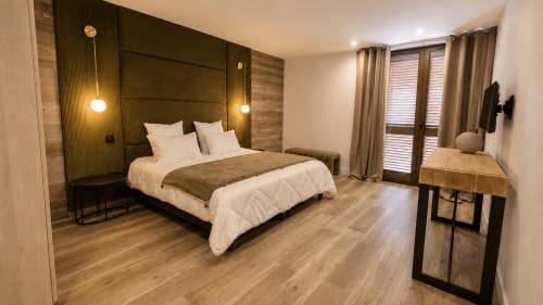 Chambre moderne à la Villa Alora Calenzana avec lambris en bois, luminaires suspendus et parquet